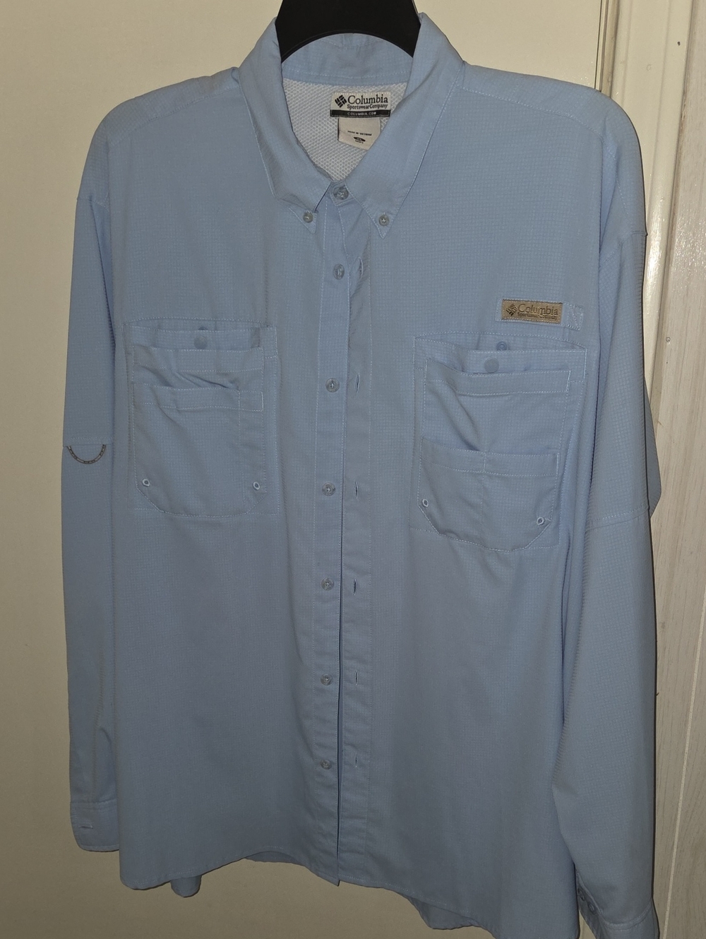 Columbia Men’s Light Blue Button-Down Performance Fishing Shirt